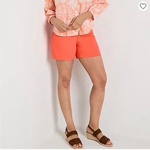 NWT St. John’s bay Women mid rise easy fit through hip &thigh Shorts light pink